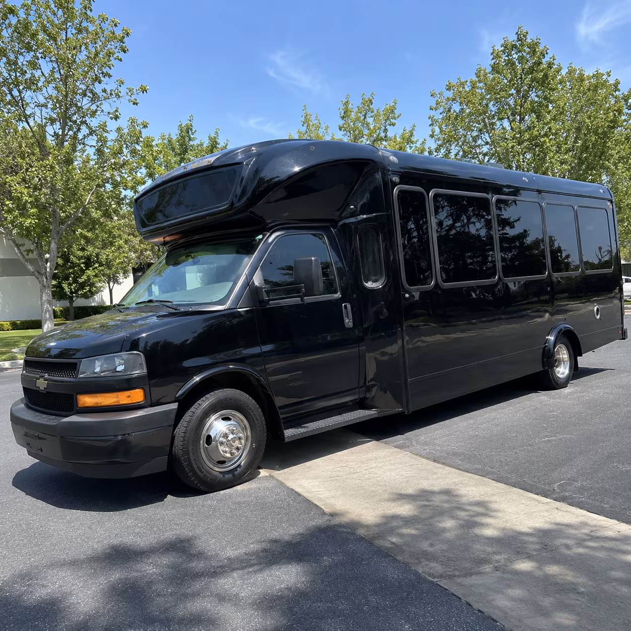 monroe 15 passenger party bus