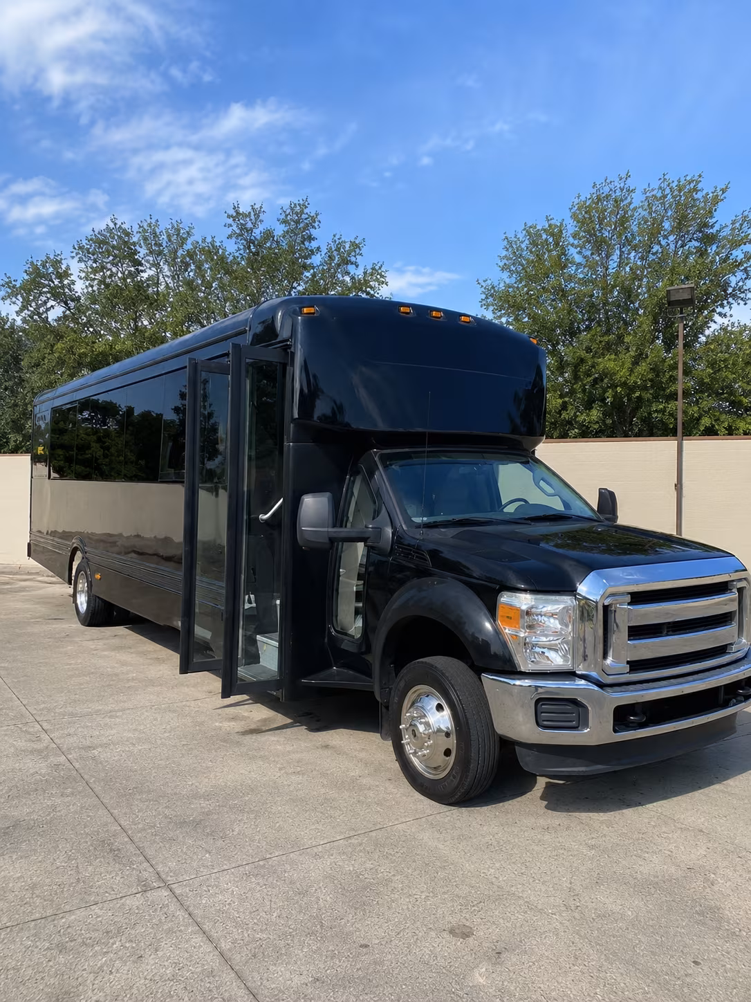 monroe 20 passenger party bus