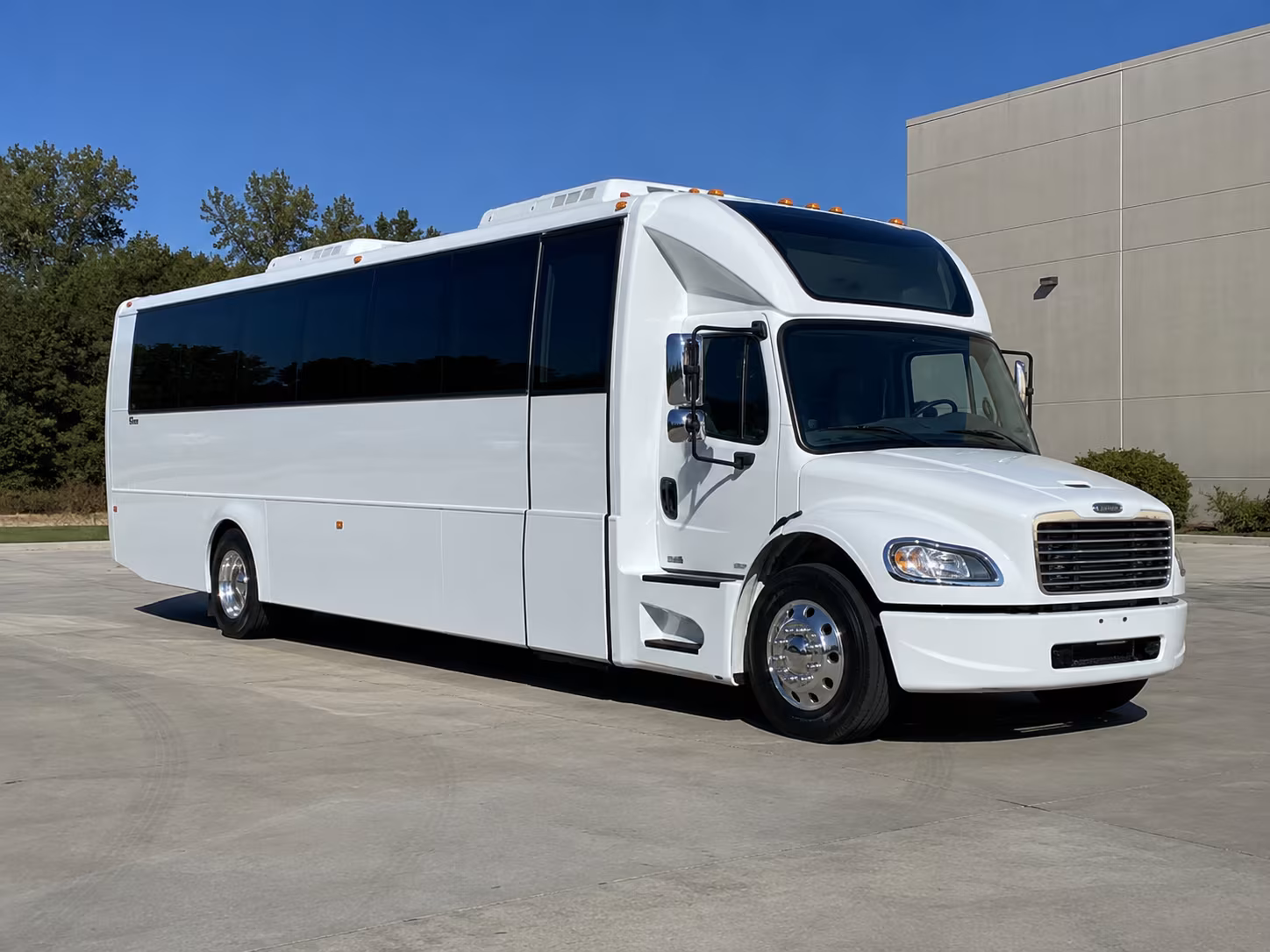 monroe 28 passenger party bus